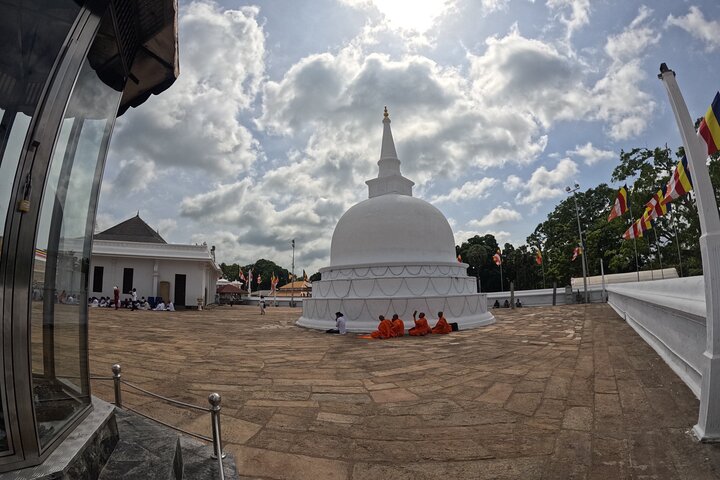 Private City Day Tour in Anuradhapura