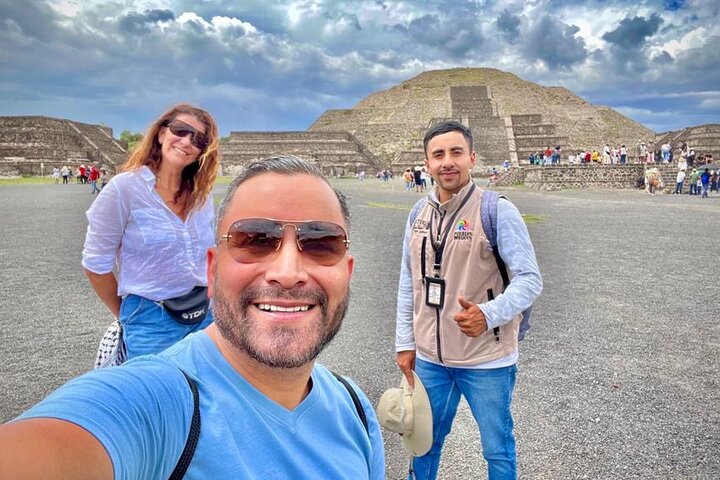 Balloon flight + Grotto breakfast + Pyramids tour from Mexico City