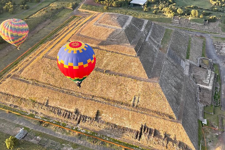Balloon flight + Grotto breakfast + Pyramids tour from Mexico City
