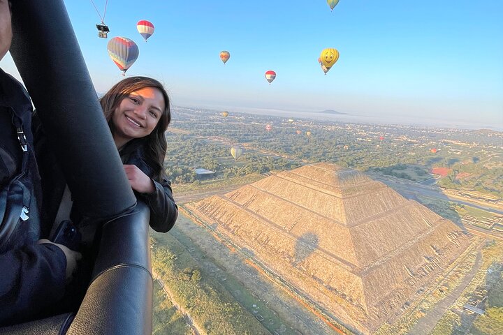 Balloon flight + Grotto breakfast + Pyramids tour from Mexico City