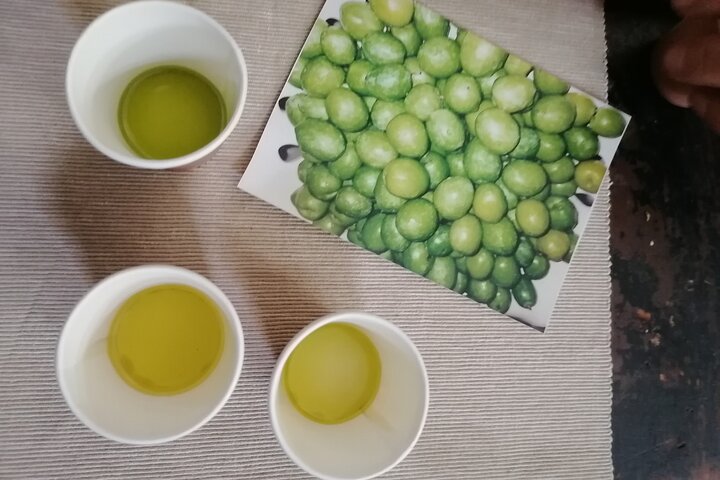 Oil-tasting experience near Cefalu