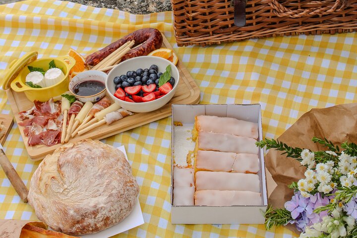 Best of the Douro in a Day: Boat, Wine and Family Lunch