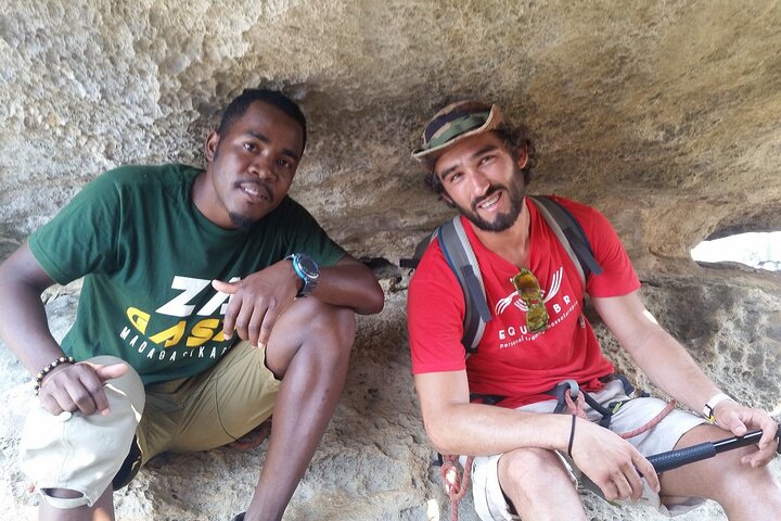 Morondava Tour : 3-day to Tsingy of Bemaraha & Baobab avenue