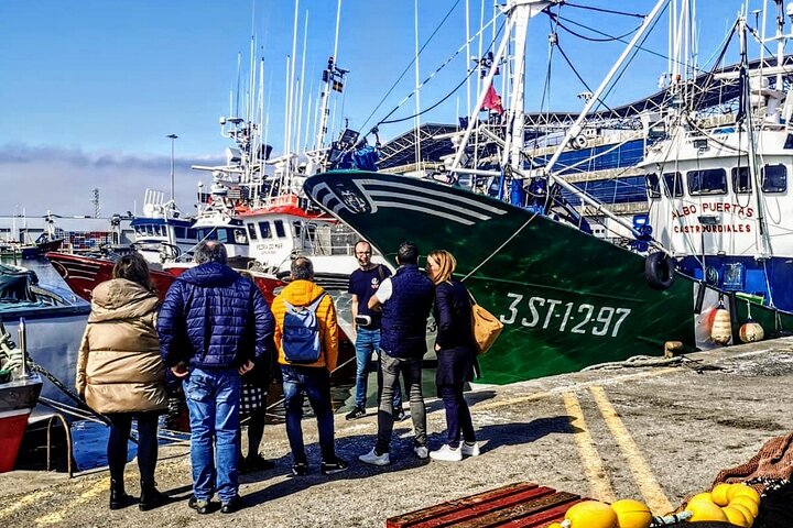 Tour of the Santoña marinera and its fishing port with tasting