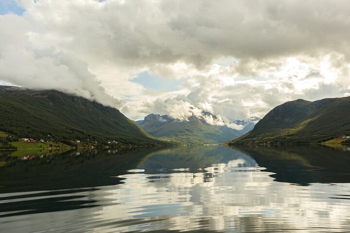 Tromsø: Arctic Fjord Cruise & Fishing Experience