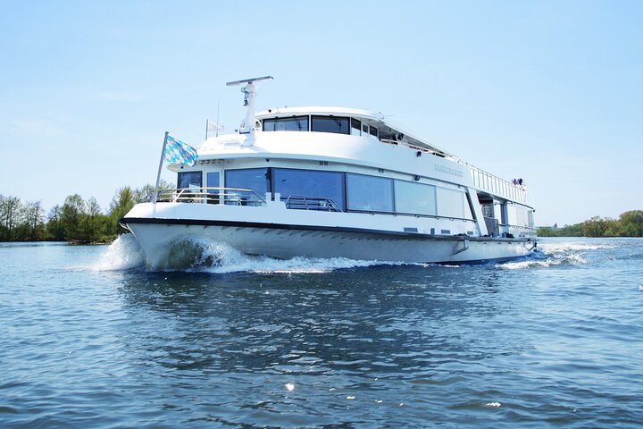 Walhalla tour by boat in Regensburg
