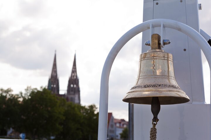Walhalla tour by boat in Regensburg