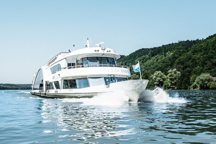 Adventure tour with the crystal ship