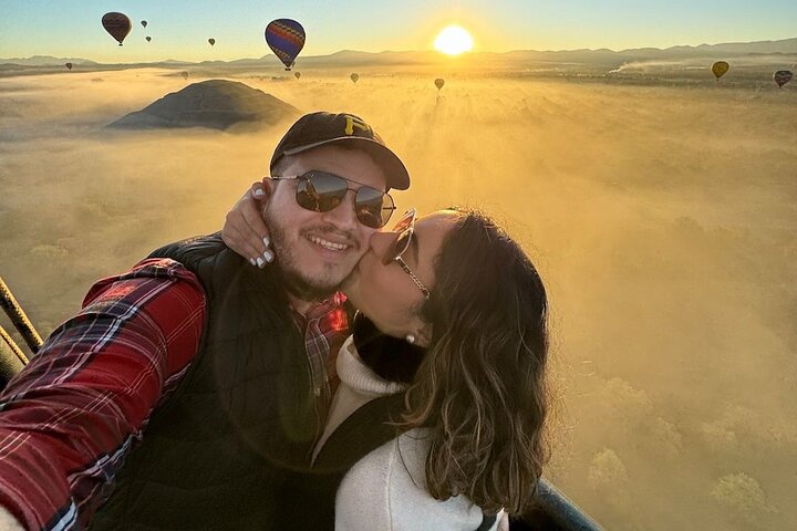 Balloon flight + Breakfast in cave + Pyramids + Pick up CDMX.