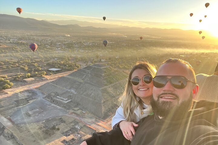 Balloon flight + Breakfast in cave + Pyramids + Pick up CDMX.