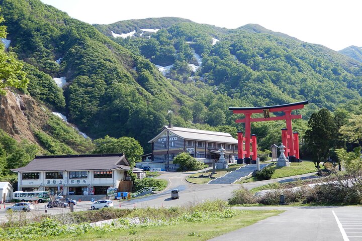 Three Mountains of Dewa staying at Mt. Yudonosan Sanrojo lodge