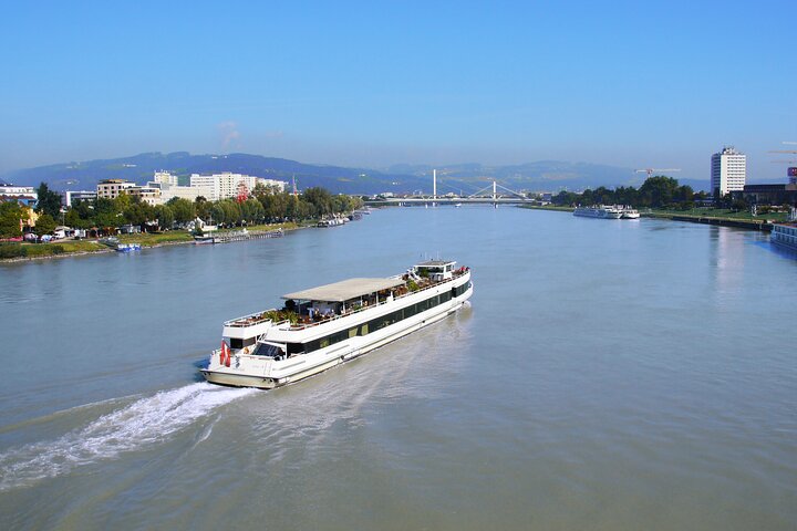 Linz harbour tour by boat
