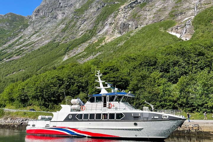 Ålesund - Geiranger - Ålesund Sightseeing Roundtrip
