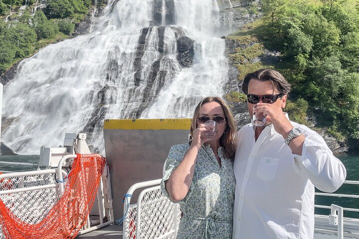 Ålesund - Geiranger - Ålesund Sightseeing Roundtrip