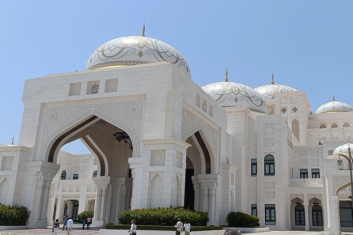 Abu Dhabi Layover Tour with Airport Pickup