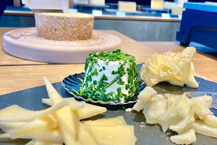 Food tour with EAT and CHILL TOUR Geneva & Lausanne
