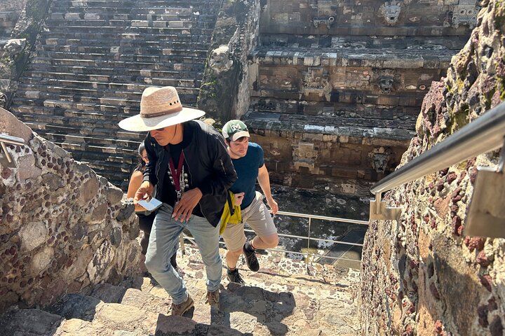 Teotihuacan pyramids morning or afternoon without tourist traps