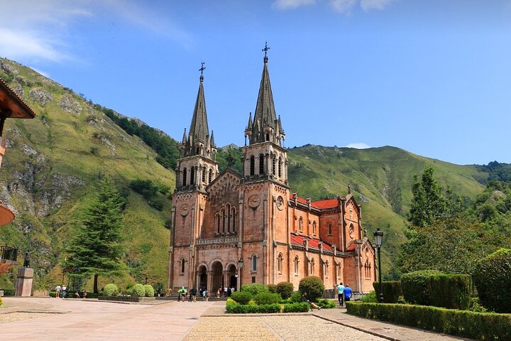 Covadonga Lakes, Sanctuary and Cangas de Onís from Santander