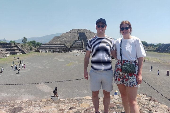 Balloon flight + pick up in CDMX + Breakfast in Cave + Pyramids