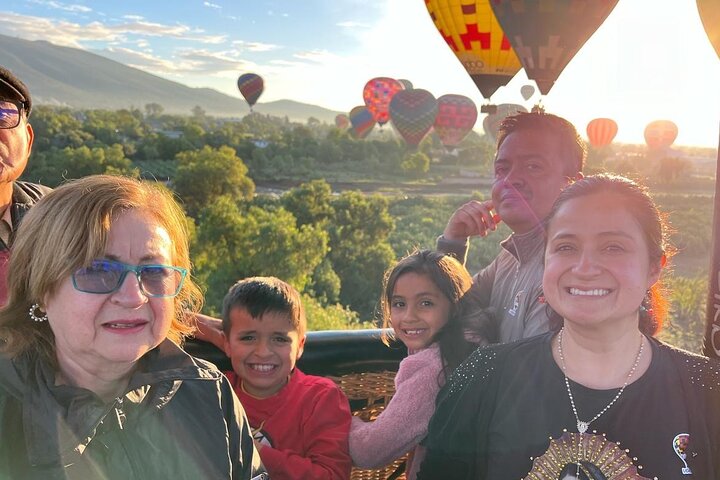 Balloon flight + pick up in CDMX + Breakfast in Cave + Pyramids