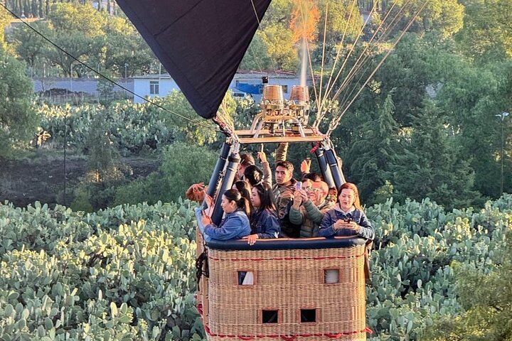Balloon flight + pick up in CDMX + Breakfast in Cave + Pyramids