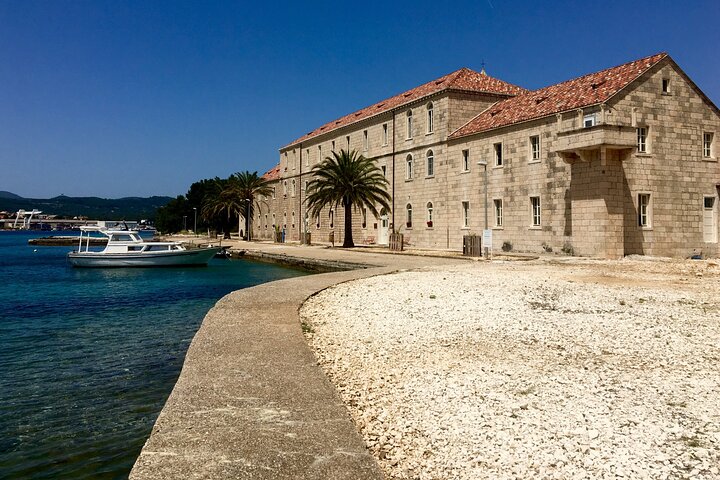 Bits of History - Half day kayak Tour with Wine delight