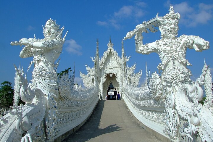 From Chiang Rai: 3 Temples, Golden Triangle Tour, Tea Plantation