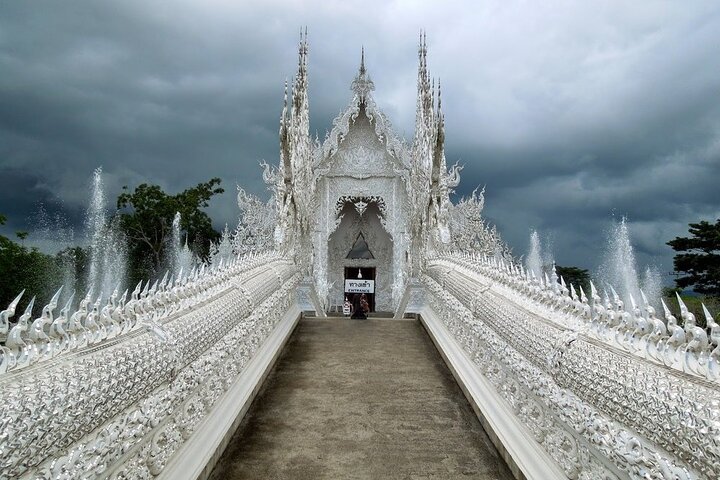 From Chiang Rai: 3 Temples, Golden Triangle Tour, Tea Plantation