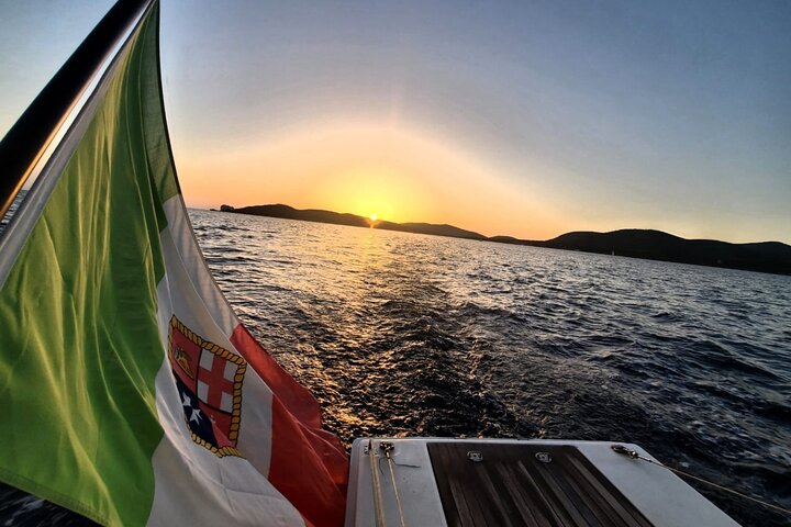 Sunset tour on a sailing boat with aperitif or dinner