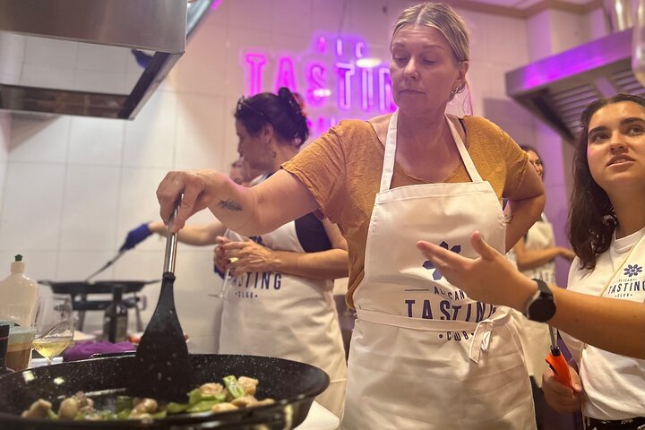 Alicante Paella Cooking Class, Tapas, Drinks & Central Market