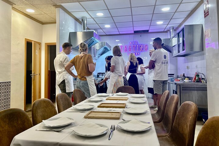 Alicante Paella Cooking Class, Tapas, Drinks & Central Market