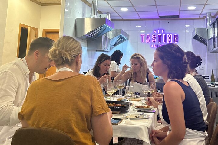 Alicante Paella Cooking Class, Tapas, Drinks & Central Market