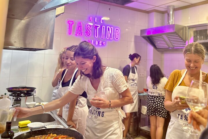 Alicante Paella Cooking Class, Tapas, Drinks & Central Market