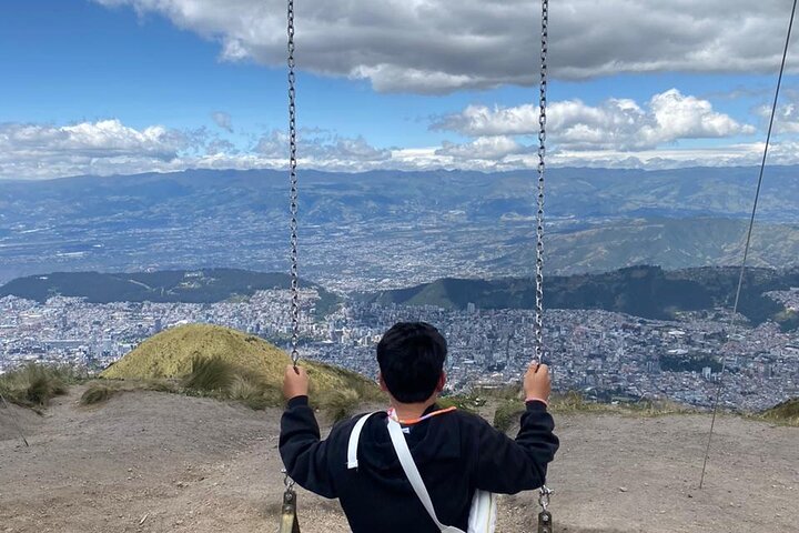 PRIVATE City Tour: Quito Colonial, Half the World and Cable Car