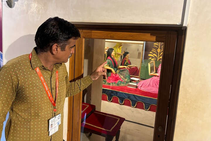 City Palace Museum with Licensed Guide & Entry Tickets