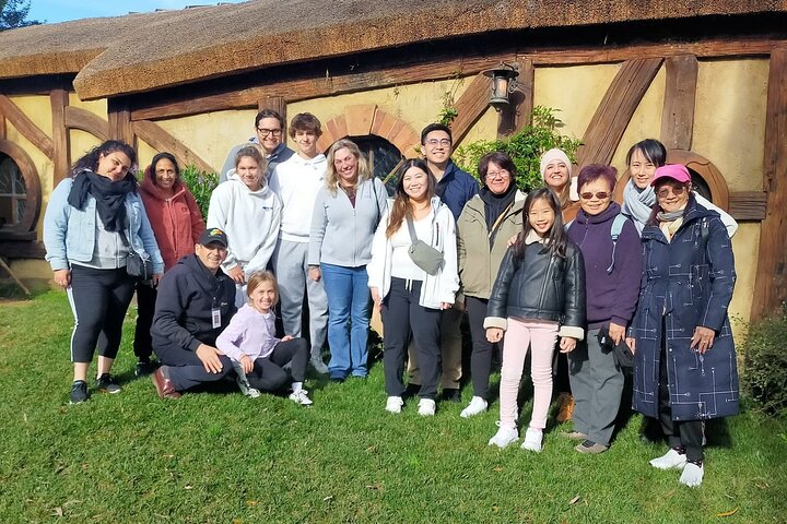 Hobbiton & Waitomo Glowworm Caves Tour with Lunch from Auckland