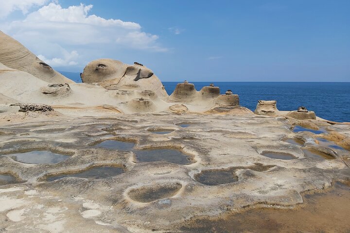 Small-Group: Yehliu, Jiufen & Pingxi Day Tour from Taipei