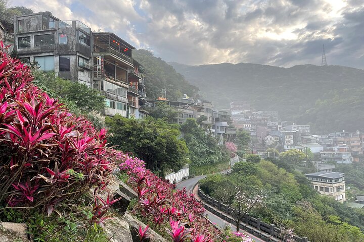 Small-Group: Yehliu, Jiufen & Pingxi Day Tour from Taipei