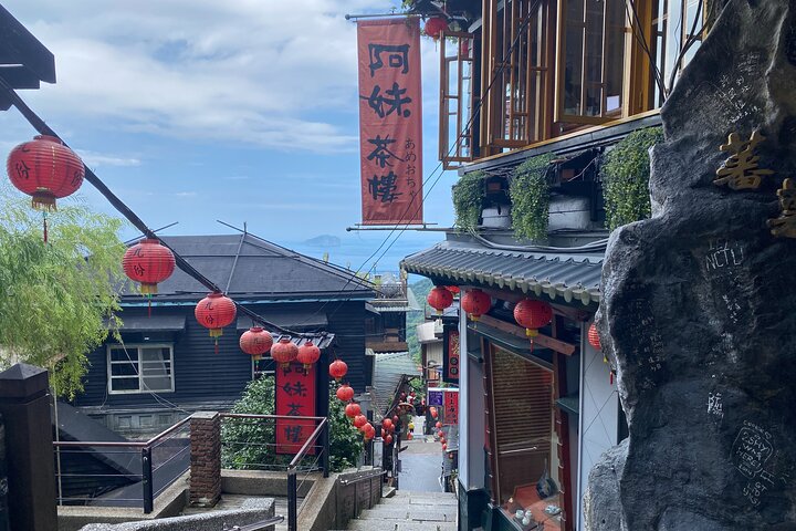 Small-Group: Yehliu, Jiufen & Pingxi Day Tour from Taipei