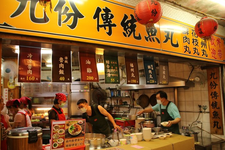 Small-Group: Yehliu, Jiufen & Pingxi Day Tour from Taipei