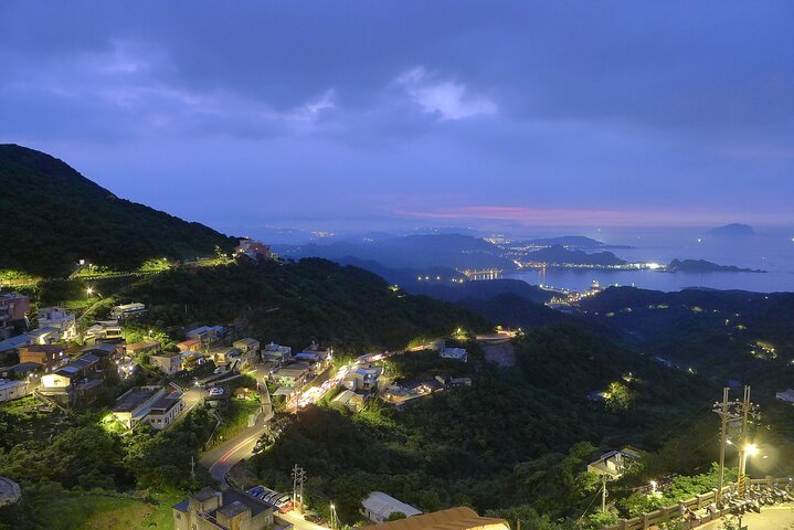 Small-Group: Yehliu, Jiufen & Pingxi Day Tour from Taipei