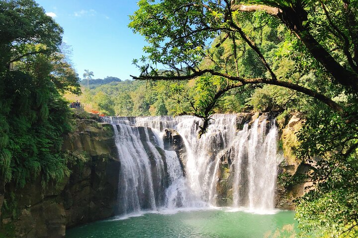 Small-Group: Yehliu, Jiufen & Pingxi Day Tour from Taipei
