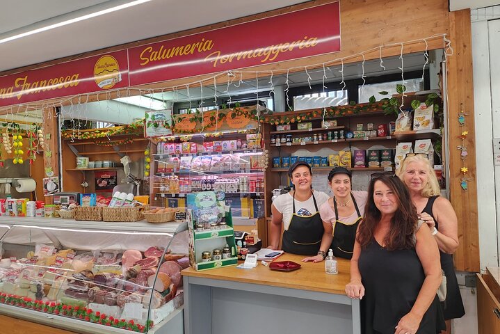 Food and wine tour of Pescara Vecchia on foot