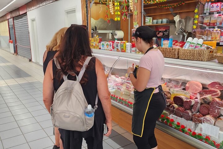 Food and wine tour of Pescara Vecchia on foot