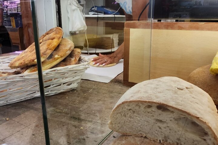 Food and wine tour of Pescara Vecchia on foot