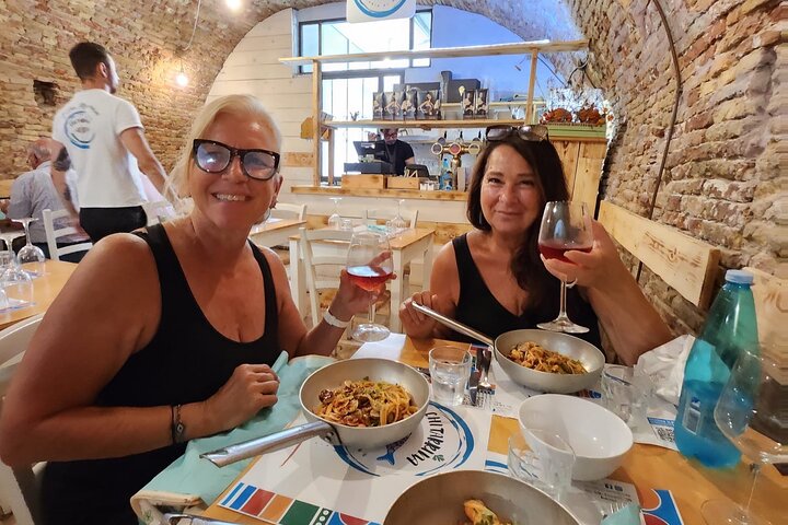 Food and wine tour of Pescara Vecchia on foot