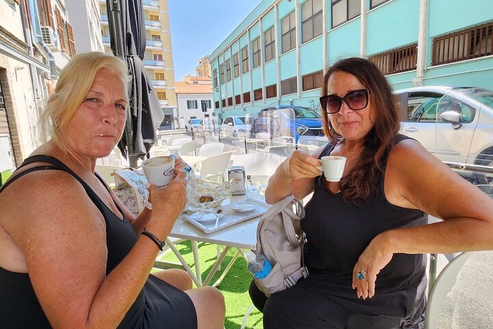 Food and wine tour of Pescara Vecchia on foot
