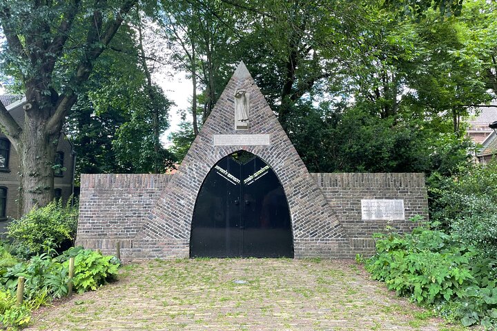 Self-Guided Walking Tour of Gouda: Canals, Colonies, and Cheese