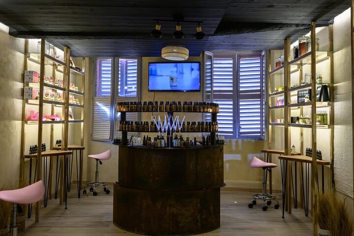 Grasse: 100% natural perfume creation workshop