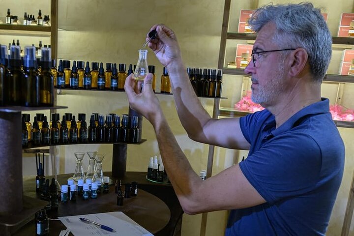 Grasse: 100% natural perfume creation workshop